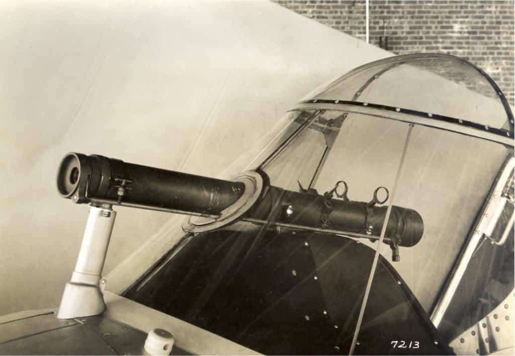 Установка телескопического прицела в лобовом козырьке кабины палубного истребителя Грумман XF5F-1 «Скайрокет»